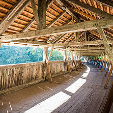 Holzbrücke zum Kloster St. Georgenberg
(Foto: www.silberregion-karwendel.com)